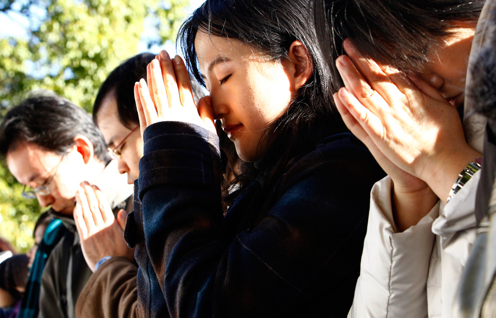 37. Японки молятся в храме Меиджи в Токио 1 января 2010 года. (AP Photo/Shizuo Kambayashi)