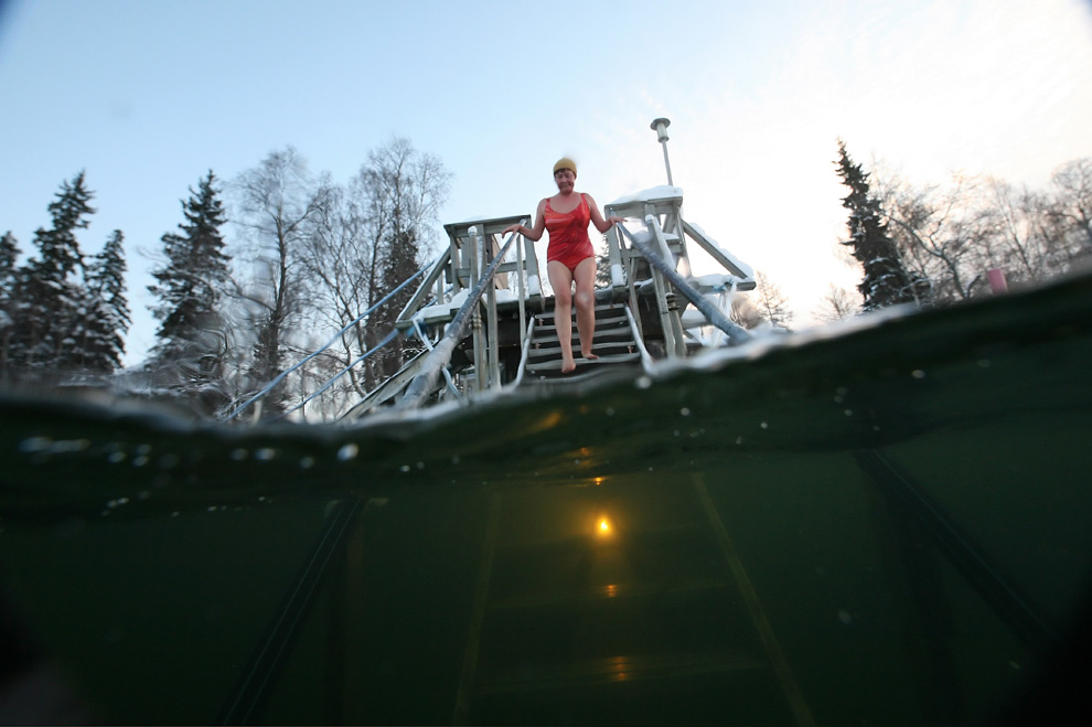 38. Женщина входит в море 1 января 2010 года в Васе, Финляндия. В этот день температура воздуха упала до -14 градусов по Цельсию. (OLIVIER MORIN/AFP/Getty Images)