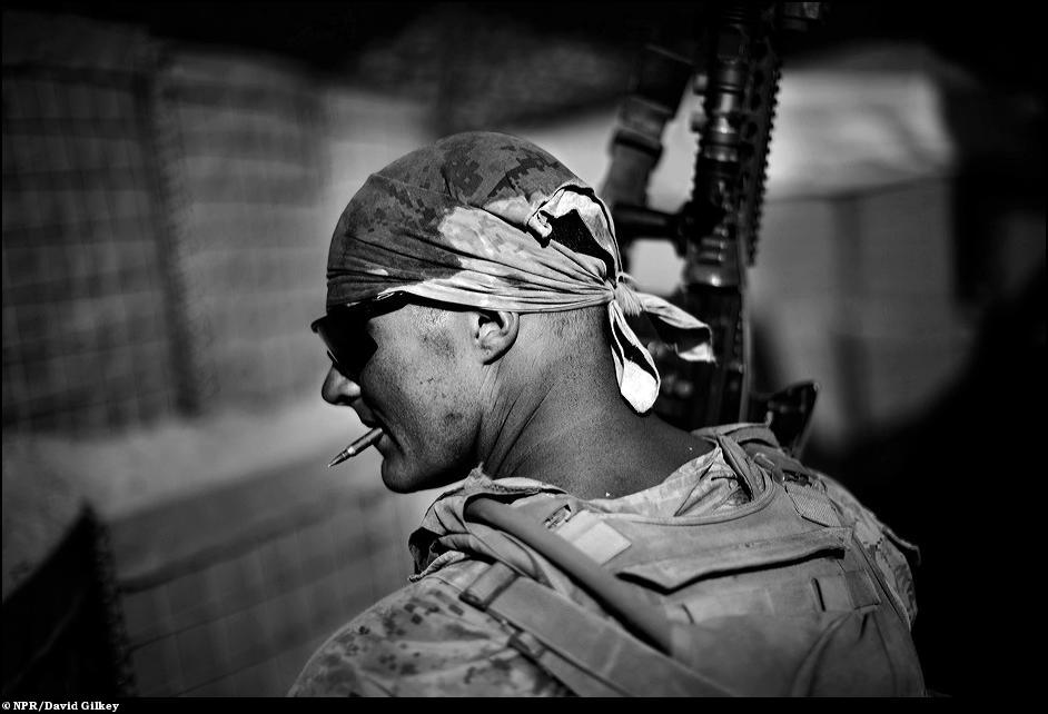 2) Морской пехотинец с винтовкой М16 на базе Хассан Абад в Афганистане.