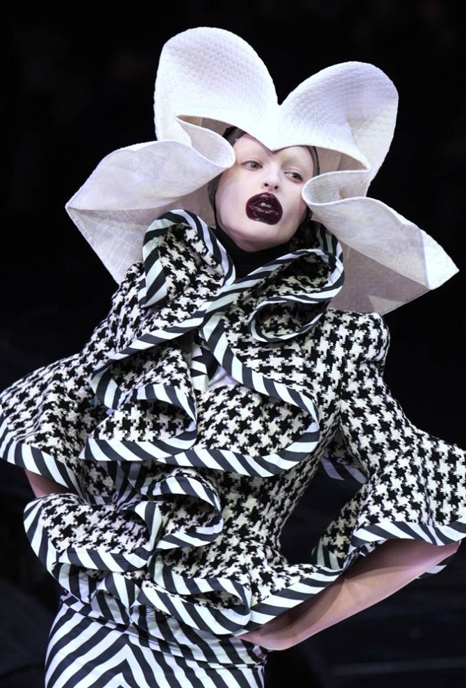 3. Модель демонстрирует творение британского дизайнера Александра МакКуина на показе коллекции осень-зима 2009 10 марта 2009 года в Париже. (Francois Guillot / AFP - Getty Images)