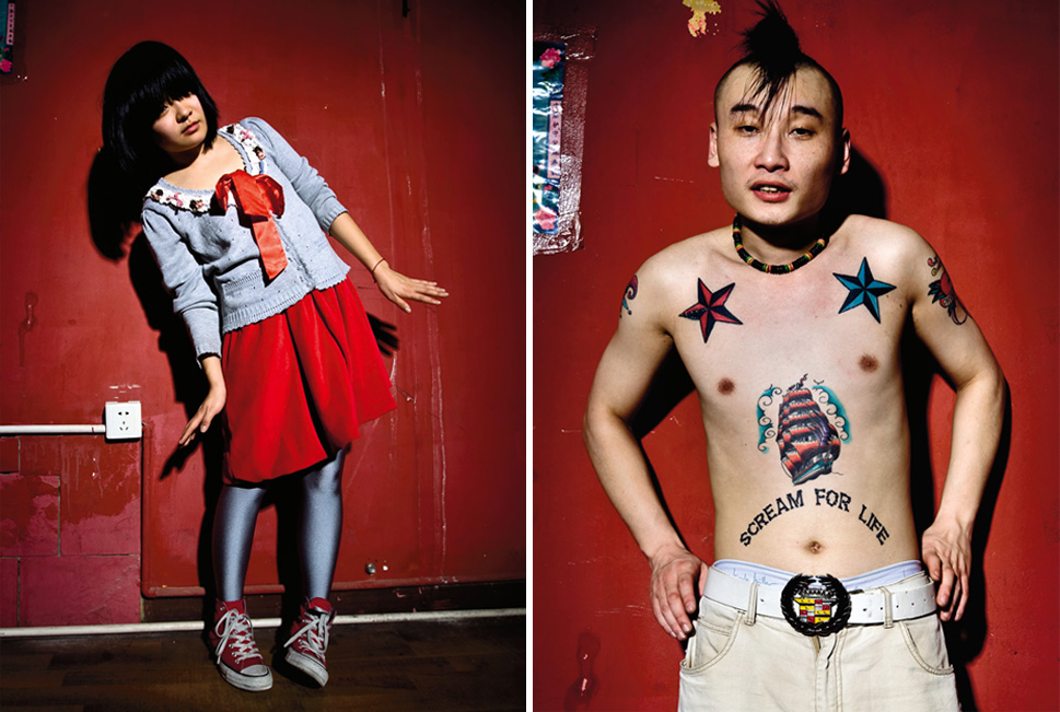 4) Kami memiliki puluhan seniman potret Niederhauser terhadap dinding ruang ganti mudah dikenali merah «D-22", klub Beijing, salah satu dari sedikit tempat di ibukota rave.  Di antara titik musik lainnya panas Beijing - «Mao Livehouse» dan «Yugong Yishan».  (Matius Niederhauser, Christina Larson)