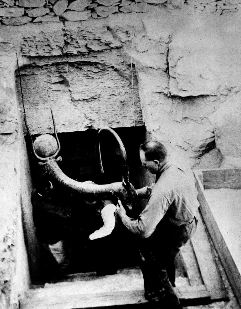 4. Археологи достают предмет из гробницы фараона Тутанхамона в <br />долине фараонов в Луксоре, Египет, 1923 год. (AP Photo)