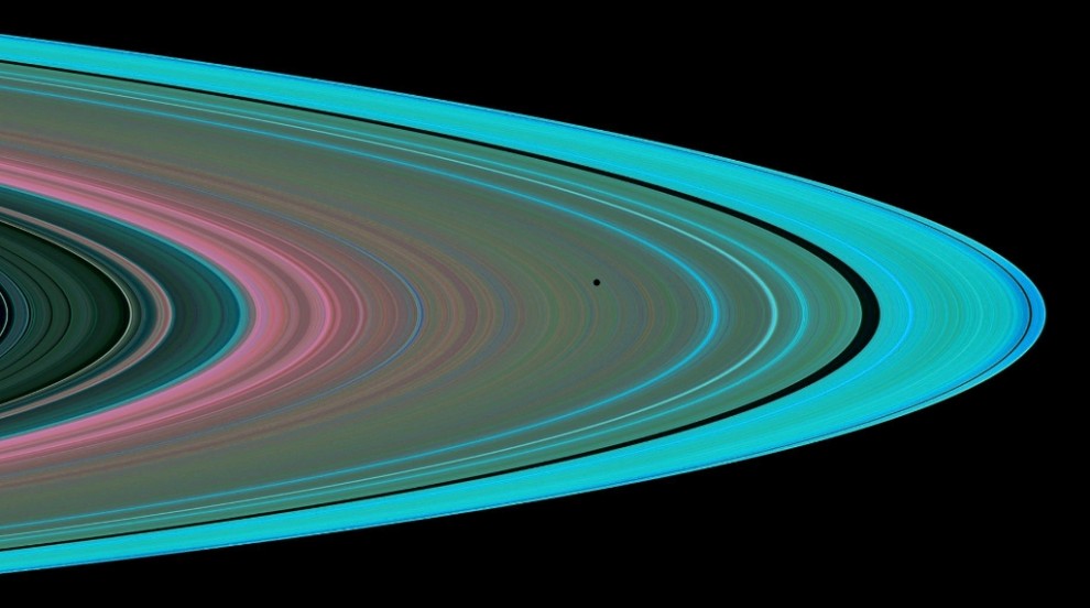 7) Отличительная особенность Сатурна - ярко выраженные кольца, которые впервые были замечены голландцем Христианом Гюйгенс в 1659 году.Кольцевая система, в которой выделяют четыре наибольших кольца и множество малых, состоит в основном из миллиардов частичек льда, меньшего количества горных пород и пыли. При этом ширина колец составляет 400 тысяч км, а толщина - всего несколько десятков метров.