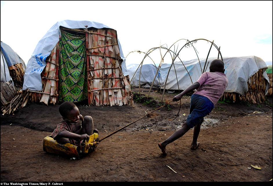 9) Дети играют в лагере беженцев в Демкратической республике Конго.