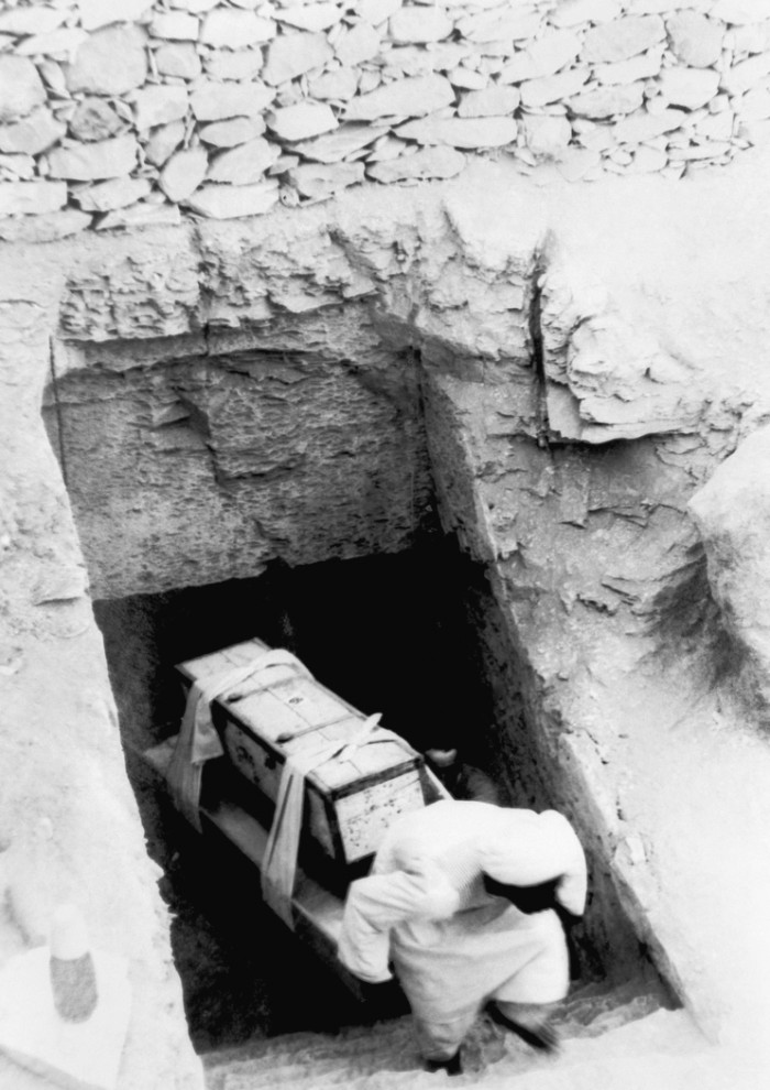 9. Древние артефакты выносят из
гробницы фараона во время раскопок в<br /> Каире. (AP Photo)