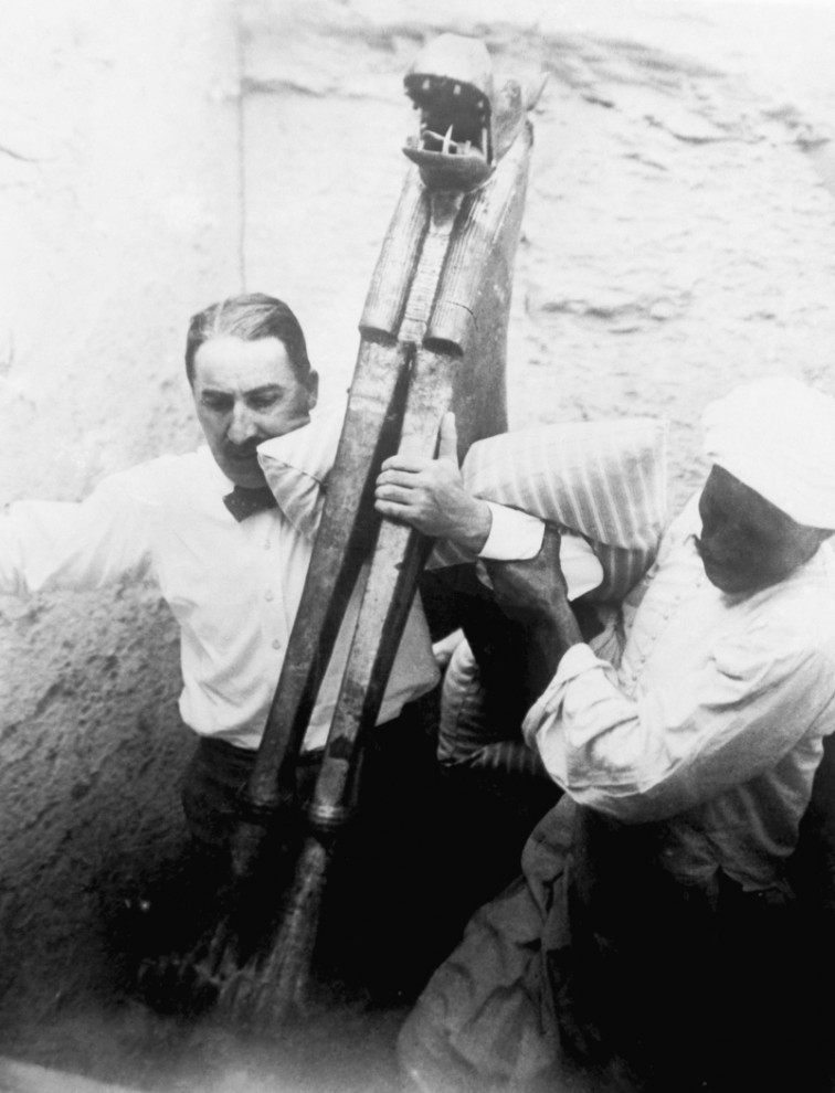 11.
Археологи выносят древние артефакты во время раскопок в Каире. <br
/>(AP Photo)