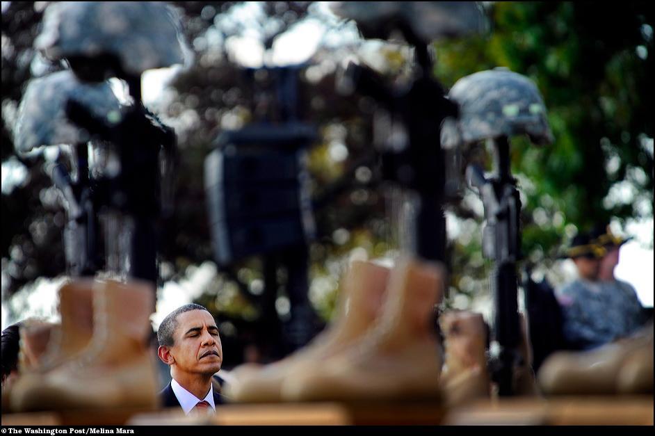 12) Барак Обама на церемонии прощания с солдатами Форт Худа.