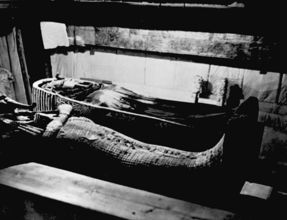 13. <br />Саркофаг в гробнице Тутанхамона. (AP Photo)
