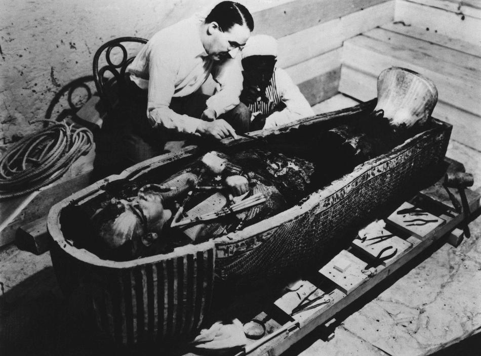 14. <br />На этом недатированном снимке Говард Картер – археолог, открывший <br />гробницу Тутанхамона – исследует его саркофаг. Знаменитый египетский <br />фараон страдал волчьей пастью и косолапостью, так что он, скорее всего, <br />ходил, опираясь на трость. (AP Photo/File)