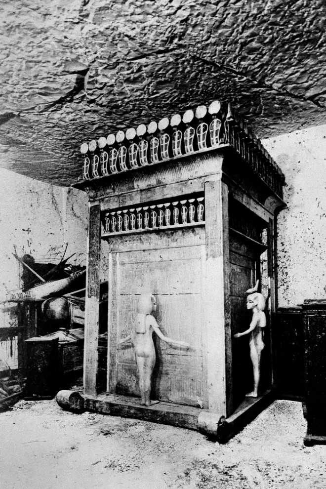 15. Это храм Тутанхамона, где хранились сосуды с
его <br />внутренностями. Хранилище украшено блестящими на солнце
кобрами и <br />свободностоящими статуями богинь Исиды, Нефтиды,
Нейт и Селкит. (AP <br />Photo)