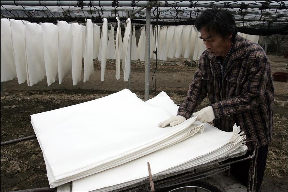 18) Бумагу, которая высохла, снимают, укладывают и отвозят для дальнейшего производства из нее поделок. (Getty Images/Chung Sung Jun)