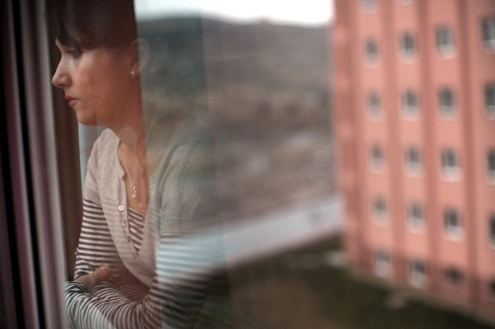 18. 28-летняя Яс Ноураккан выглядывает в окно, где вдалеке взрывают