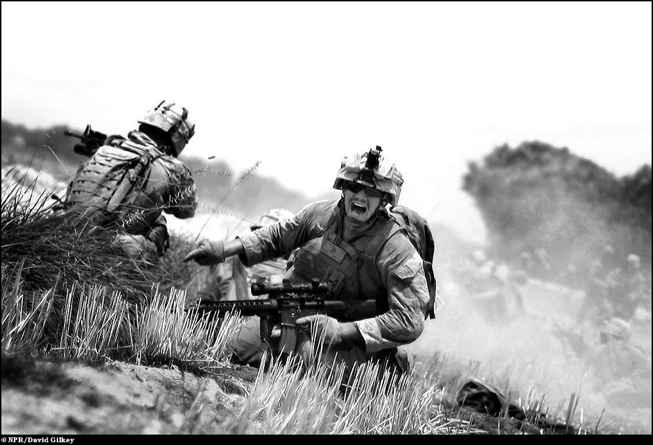 20) Морской пехотинец просит ему помочь под огнем автомата, Афганистан.