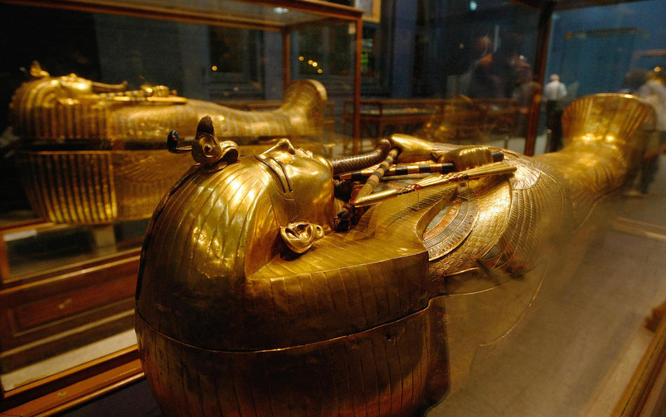 21. <br />Один из золотых
саркофагов фараона Тутанхамона в музее в Каире. Это <br />третий и
самый дальний гроб с мумией, сделанный из толстого золота. На <br
/>заднем фоне можно увидеть второй золотой гроб. (CRIS
BOURONCLE/AFP/Getty<br /> Images)