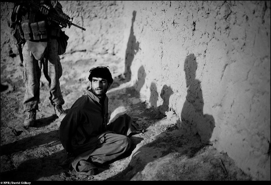 21) Допрос афганца, который стрелял в солдатов США.