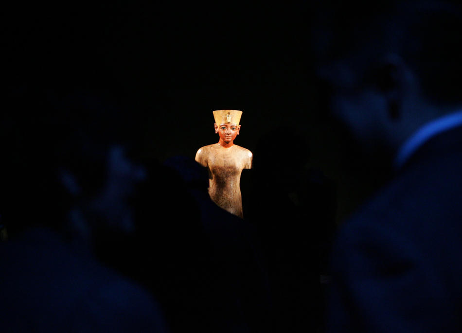 22. <br
/>Деревянная фигура Тутанхамона в институте Франклина в Филадельфии.
Этот <br />3000-летний манекен стал частью обширной коллекции из
более чем 130 <br />предметов из гробницы Тутанхамона и других
гробниц Долины Фараонов, <br />которые были выставлены в институте
с 3 февраля по 30 сентября 2007 <br />года. (AP Photo/Jacqueline
Larma)