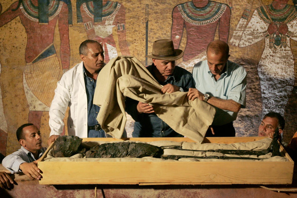 25. <br />Доктор Захи
Хавасс (в центре) следит за перемещением мумии фараона <br
/>Тутанхамона из его каменного саркофага в известной Долине Фараонов в
<br />Луксоре, Египет, 4 ноября 2007 года. (AP Photo/Ben Curtis,
Pool, File)