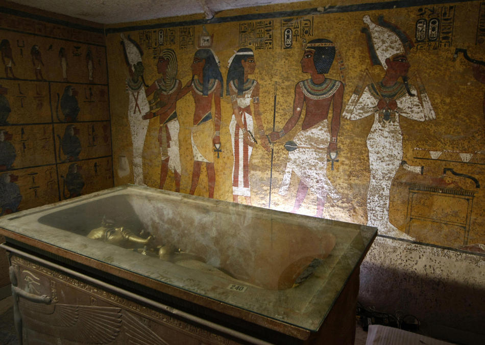 26. <br
/>Саркофаг Тутанхамона в его гробнице после того, как археологи
достали из<br /> него мумию фараона. Мумию защитили от влажности и
загрязнений, <br />приносимых постоянным потоком посетителей. 11
ноября 2007 года <br />египетский власти ограничили доступ к
гробнице фараона Тутанхамона до <br />400 человек в день. (CRIS
BOURONCLE/AFP/Getty Images)
