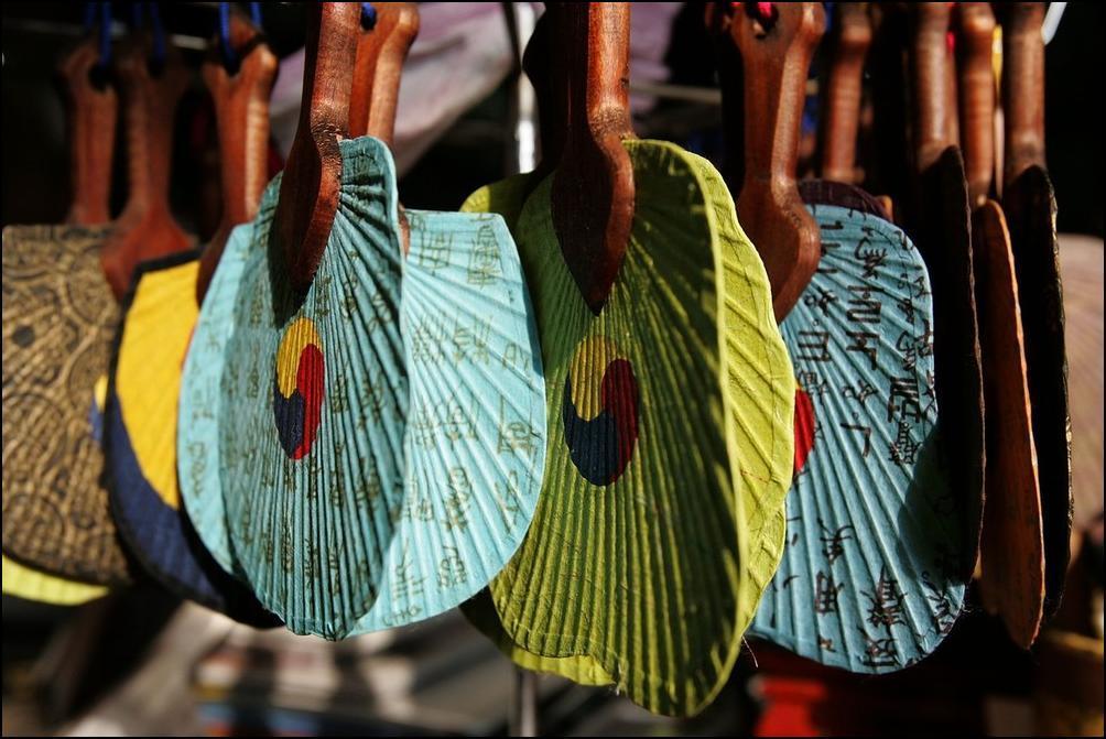 26) Еще делают разных цветов опахала с рисунками.(Getty Images/Chung Sung Jun)