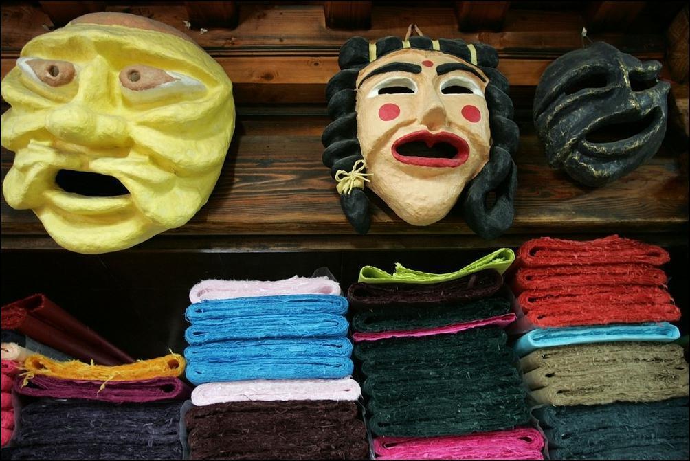 27) Делают кукольные маски. (Getty Images/Chung Sung Jun)
