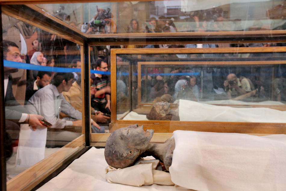 28. <br
/>На этом снимке канала «Discovery» можно увидеть мумии (начиная с
<br />ближней) матери Тутанхамона, бабушки Тутанхамона и отца
Тутанхамона, <br />представленные репортерам на пресс-конференции
археологом Захи Хавассом в<br /> музее Каира 17 февраля 2010 года.
Два года анализов ДНК и томографий <br />мумии Тутанхамона и 15
других фараонов помогло установить <br />генеалогическое древо
королевской семьи, доказав, что отцом Тутанхамона <br />был фараон
Акхенатен, и матерью – его родная сестра. (AP Photo/Discovery<br
/> Channel, Shawn Baldwin)