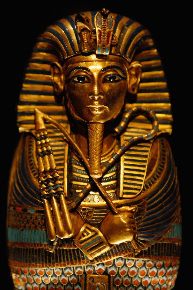 31.
Гроб для внутренностей Тутанхамона выставленный на <br
/>пресс-конференции в Лондоне 13 ноября 2007 года. (Photo by Daniel
<br />Berehulak/Getty Images)