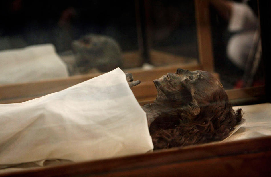 34. <br />Две мумии –
бабушки Тутанхамона королевы Тюи (впереди), и его матери в <br
/>стеклянных ящиках в музее Каира. (AP Photo/Nasser Nasser)