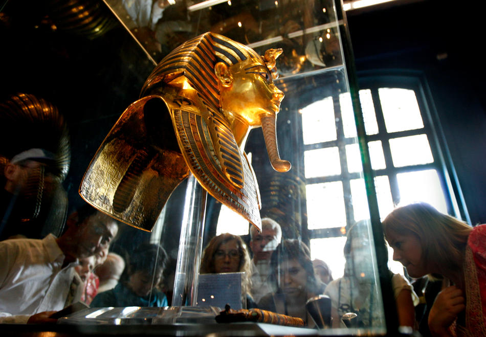 35. <br />Туристы
окружили золотую маску Тутанхамона в музее Каира 15 февраля 2010<br
/> года. (AP Photo/Amr Nabil)