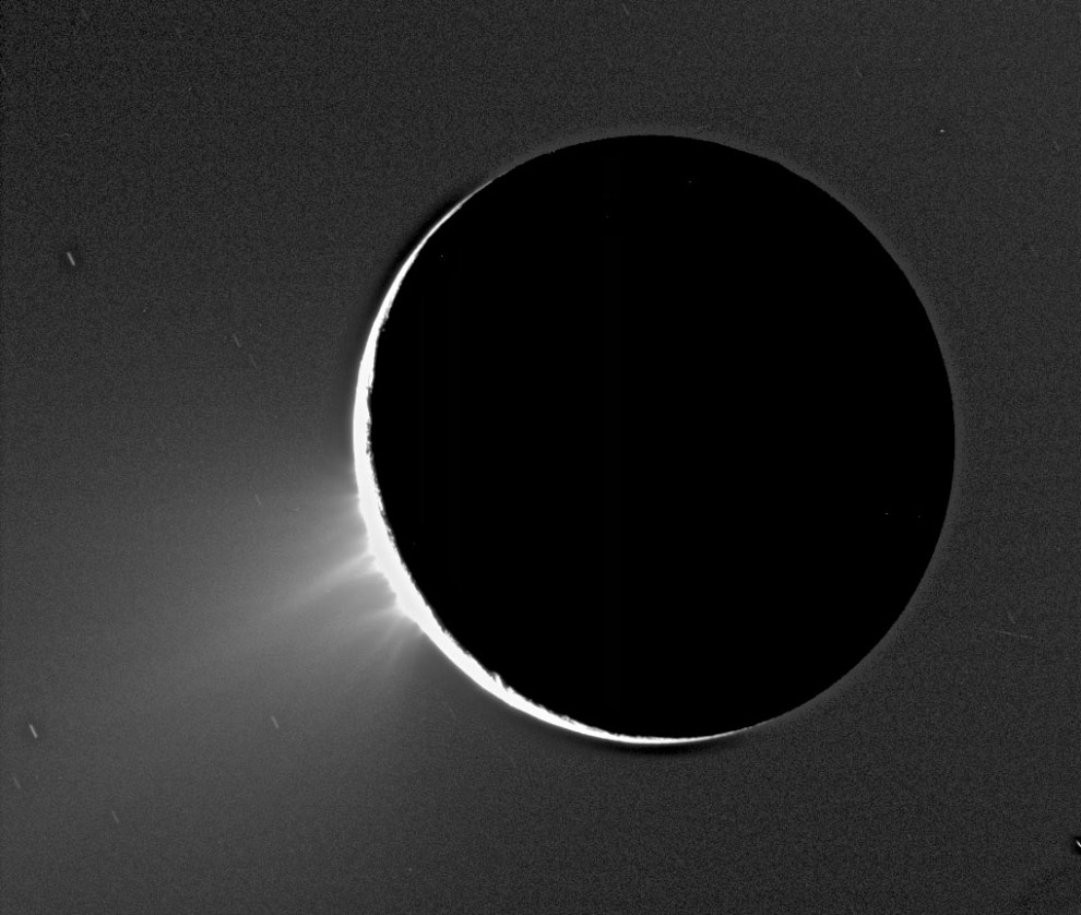 11) Полученные с Кассини снимки сделанные с обратной стороны Энцелад, запечатлели освещенные солнечным светом гейзеры, которые высоко выдаются над южным полюсом.