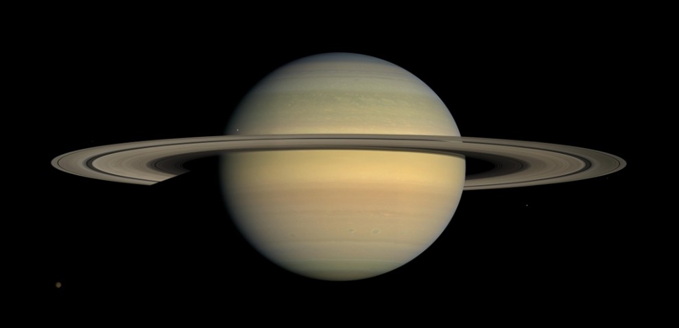2) Это фото в естественных тонах было сделано космическим аппаратом "Кассини" 23 июля 2008 года и представляет собой мозаику из 30 снимков, которые аппарат делал в течение двух часов полета над планетой и ее системой колец.