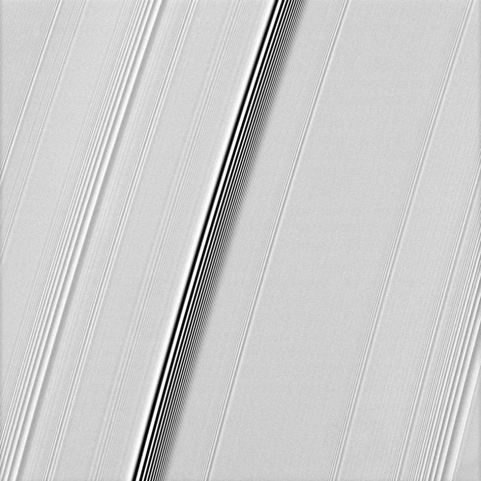 9) Космический аппарат «Кассини» зафиксировал два типа волн в кольцах Сатурна, которые распространяются независимо друг от друга. Снимок был получен в видимом зеленом свете 11 января 2010, когда аппарат проходил на расстоянии около 279000 км от Сатурна. Светлые и темные области в волне представляют собой более плотные и менее плотные участки кольца. Для этого типа волн длина волны - расстояние между яркими пиками в каждой волне - уменьшается с увеличением расстояния от Сатурна.