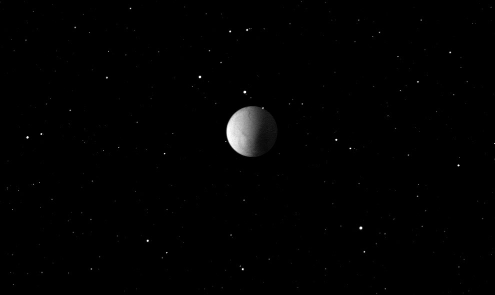 10) В космосе Сатурн "сопровождают" 62 спутника, самым интересным из которых является Энцелад, на котором, как считают ученые может находится жидкая вода, скрытая под вечными льдами южного полюса. Доказательством этого стал тот факт, что выбросы частиц льда с южного полюса спутника формируют одно из колец Сатурна.