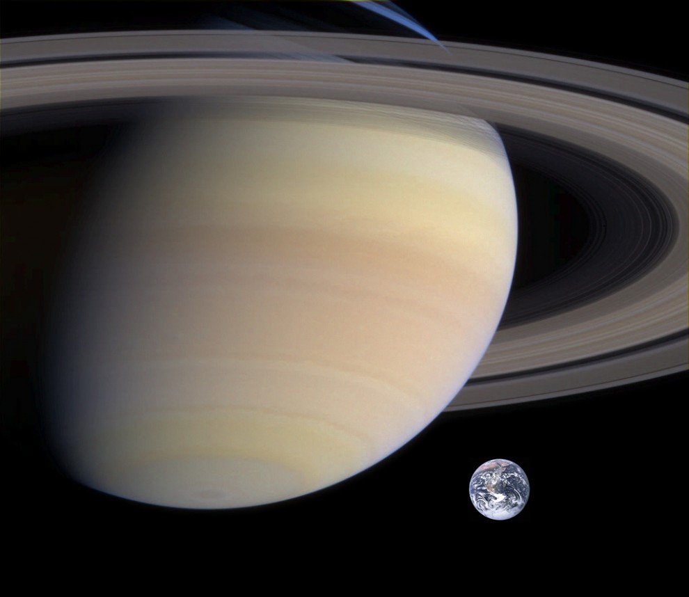 3) Модель позволяющая оценить соотношение размеров Земли и Сатурна. Один оборот вокруг оси Сатурн совершает за 10 часов, 34 минуты и 13 секунд.