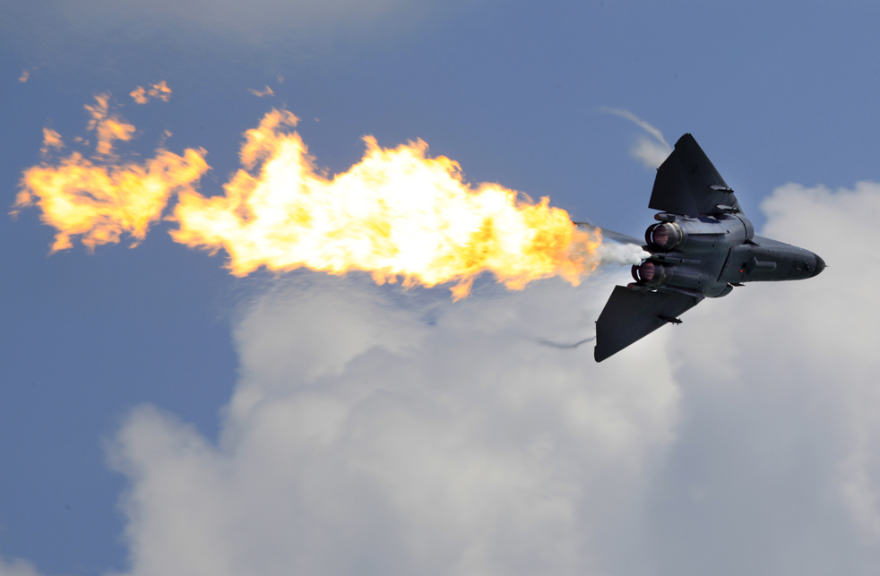 3. F-111 из королевских австралийских ВВС демонстрирует процесс сгорания топлива во время воздушного показательного полета на авиашоу в Сингапуре 3 февраля 2010 года. (AP / Wong Maye-E)