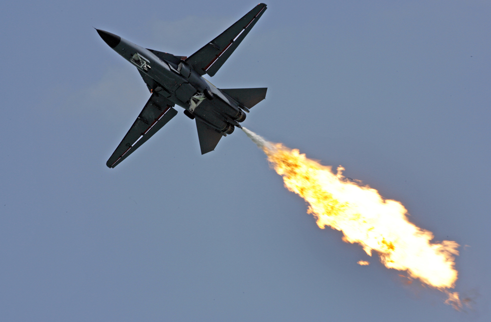 11. Все тот же F-111 демонстрирует процесс сгорания топлива 2 февраля на авиашоу в Сингапуре. (AP / Wong Maye-E)