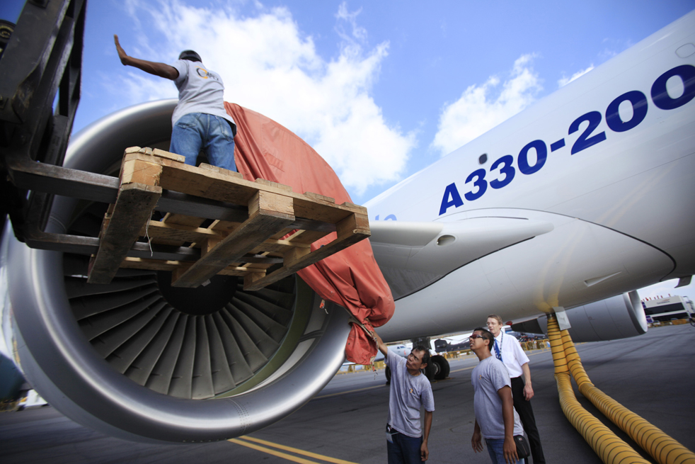 17. Рабочие убирают ткань с двигателя нового грузового самолета A330-200F – одного из двух в своем роде – чтобы начать тест на работу в жарких условиях 1 февраля в Сингапуре. (AP / Wong Maye-E)