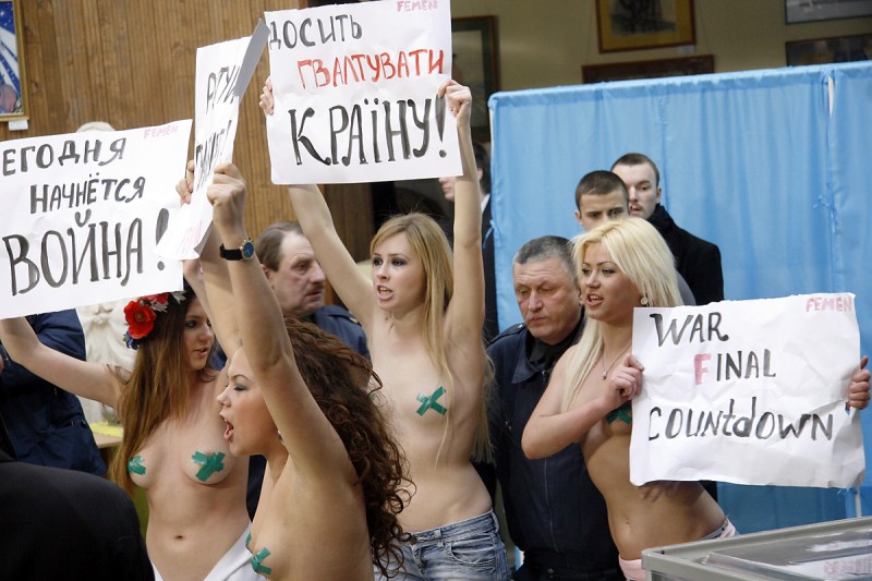 FEMEN: Стриптиз на избирательном участке