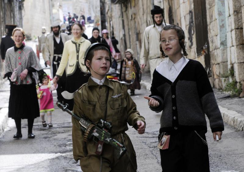 053 ultra-Ortodoks merayakan Purim
