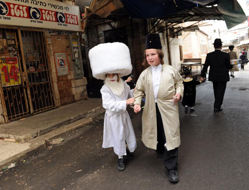 063 ultra-Ortodoks merayakan Purim
