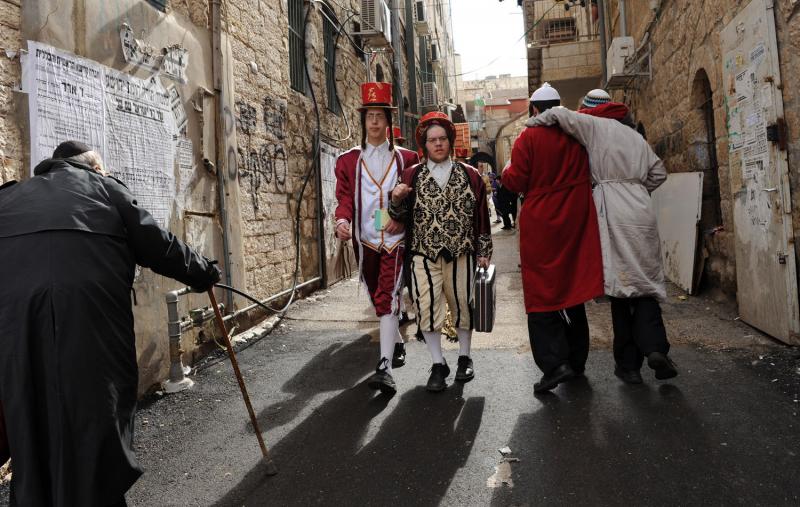 083 ultra-Ortodoks merayakan Purim