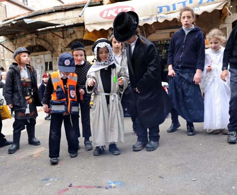 093 ultra-Ortodoks merayakan Purim