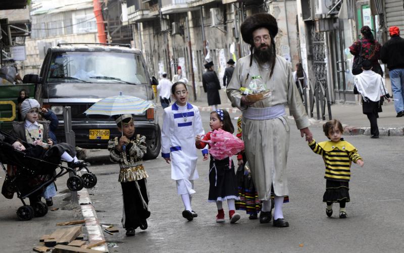 133 ultra-Ortodoks merayakan Purim