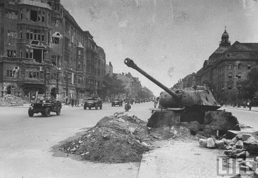 2313

 Вспоминая историю: Берлин в конце войны