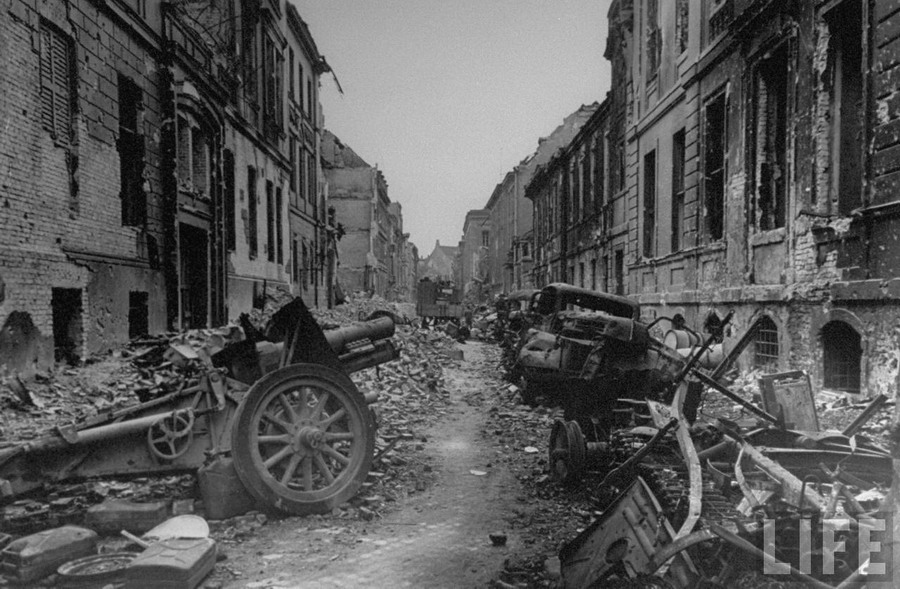 2410

 Вспоминая историю: Берлин в конце войны