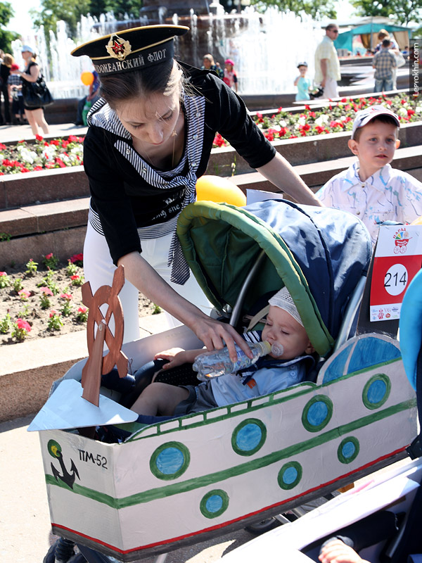 В параде детских колясок приняли участие 23 семьи
