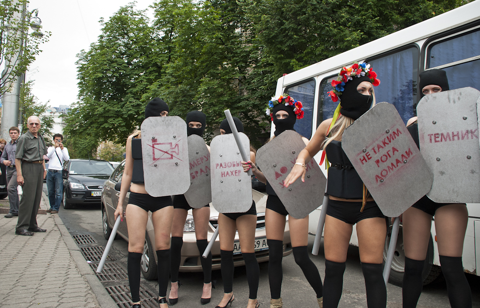 021 
Акция FEMEN «100 дней: Я тебе твою камеру в жопу засуну»