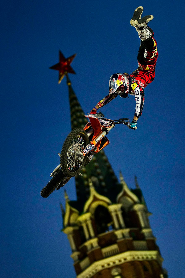 Леви Шервуд из Новой Зеландии выступает перед Кремлем на Красной площади в финале третьего этапа соревнования «Red Bull X-Fighters World Series» в Москве