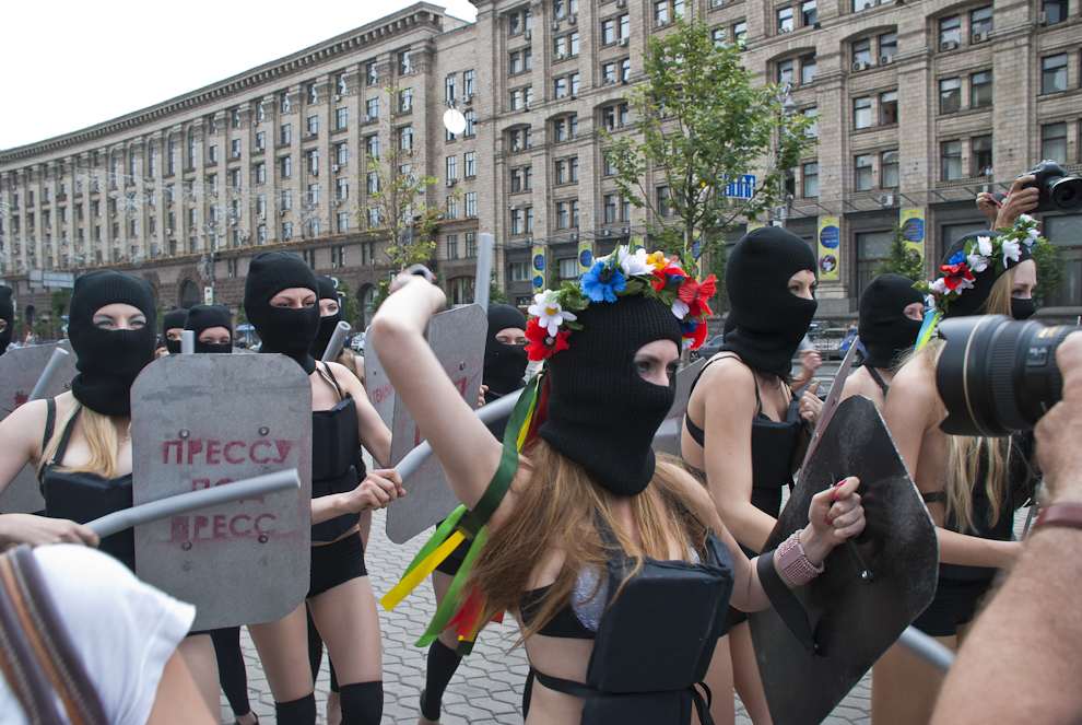041 
Акция FEMEN «100 дней: Я тебе твою камеру в жопу засуну»
