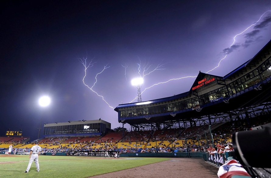 Молнии пронзают небо над стадионом Розенблат, на котором встретись команды Южной Каролины и Оклахомы на чемпионате по бейсболу в рамках «NCAA College World Series» в городе Омаха, штат Небраска, 20 июня 2010 года