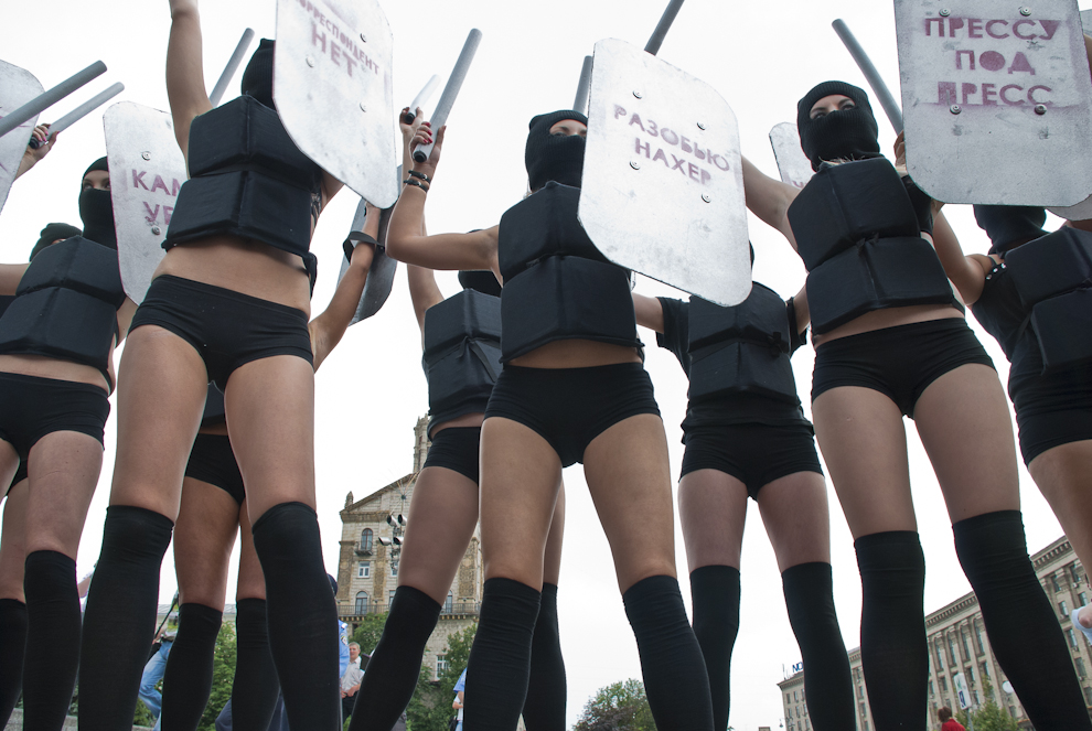 081 
Акция FEMEN «100 дней: Я тебе твою камеру в жопу засуну»